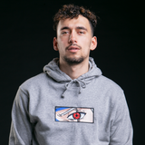 Modèle homme vue de face portant sweat à capuche de couleur gris et brodé