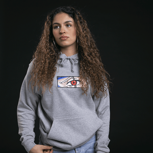 Modèle femme portant un sweat gris au design brodé