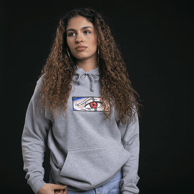 Modèle femme portant un sweat gris au design brodé