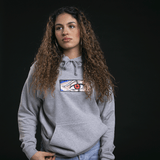 Modèle femme portant un sweat gris au design brodé
